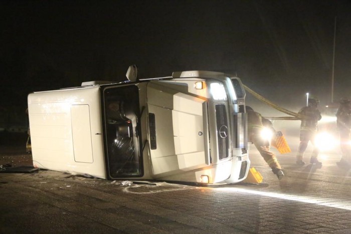 Tűzoltó kellett hívni a parkolóban vagánykodó mercishez 1