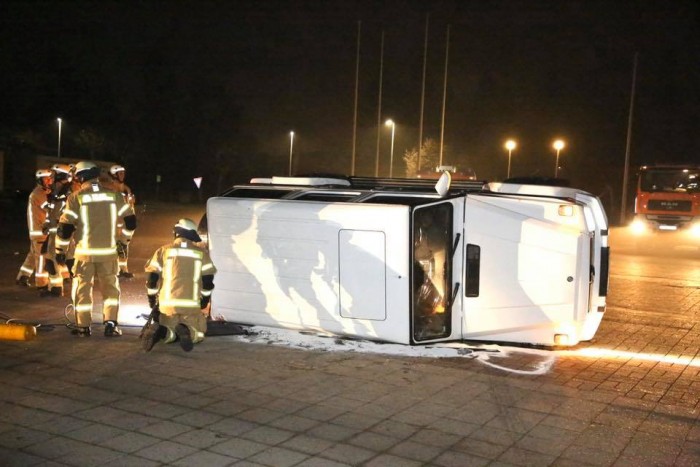 Tűzoltó kellett hívni a parkolóban vagánykodó mercishez 3