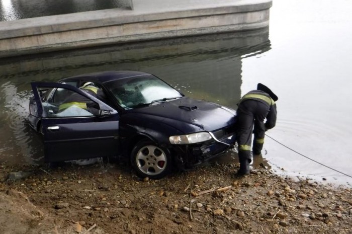 A Dunába csúszott egy autó, nézd meg, hogyan mentették ki 3