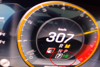 Ez a megpiszkált Mercedes 300 km/óra felett váltja el a nyolcadikat