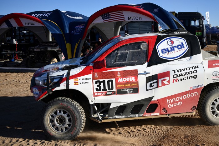 Alonso nekiment egy sziklának a Dakaron