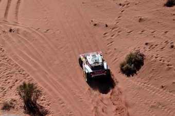 Sainz szakaszgyőzelemmel állt élre a Dakaron