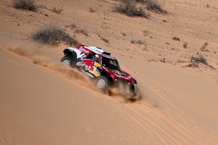 Sainz szakaszgyőzelemmel növelte előnyét a Dakaron