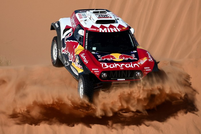 Másodpercekre csökkent Sainz előnye a Dakaron