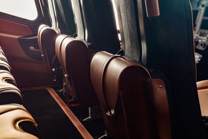 Itt a 952 lóerős, hatszemélyes Aston Martin 6