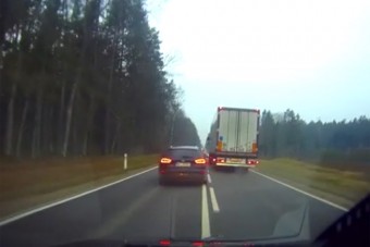 Ez az autós elkövette a legnagyobb szemétséget, miután megelőzték