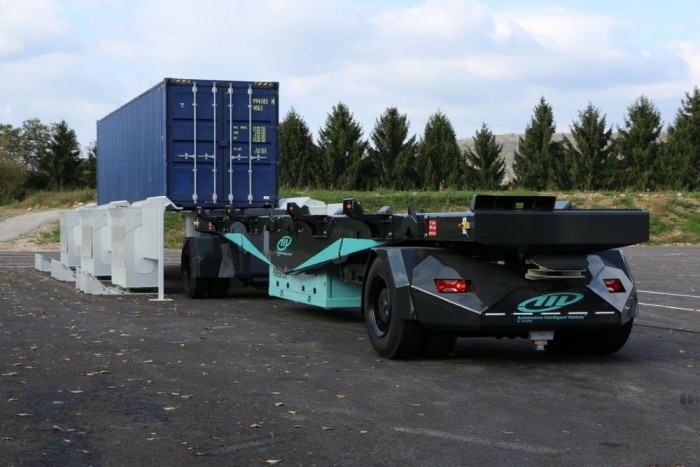 70 tonnákat mozgató robotjárművel rúgja ránk az ajtót az új évtized