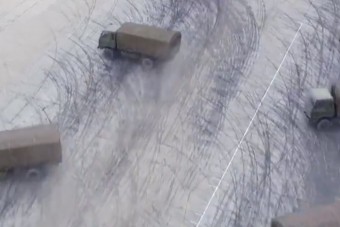 Eszement mutatványokra képesek teherautóval a kínai katonák