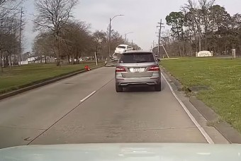 Filmbe illő balesetet produkált egy autós