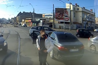 Villamosvezető vs. BMW-s: itt a folytatás