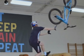 Megnézed ezt a bringázást egy szimpla tornateremben és leesik az állad