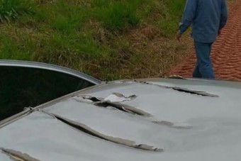 Hihetetlen, de autónak ütközött a repülő