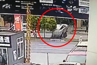 10 másodperc alatt törte össze új autóját