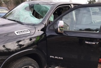 Ilyen pusztítást végzett a kamionról leeső jég