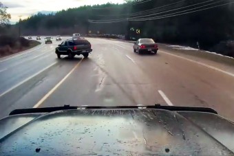 Ez az autós flippergolyóként pörgött el a halál elől