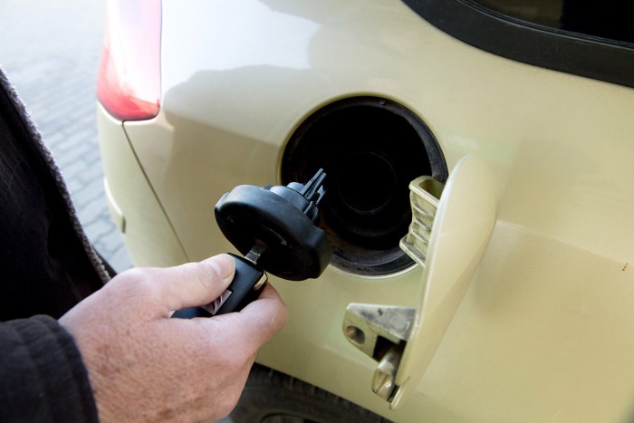 Jócskán emelik a benzin árát a hazai kutakon, közel a rekord