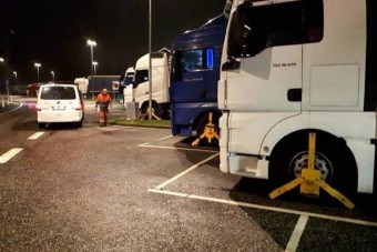 Dániában kerékbilincset raktak a kamionokra