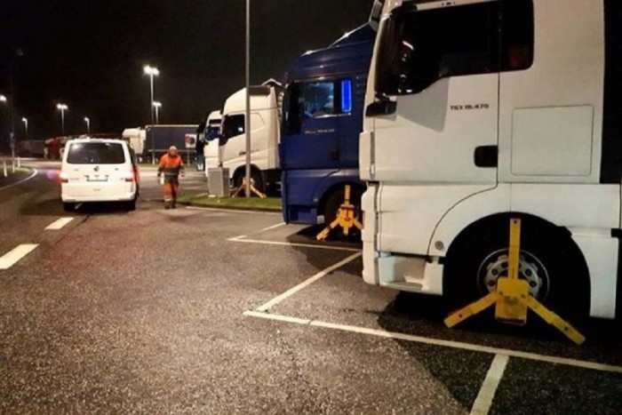 Dániában kerékbilincset raktak a kamionokra