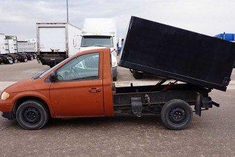 Családi kisbuszból csináltak billenőplatós teherautót