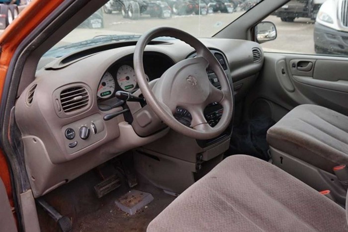 Családi kisbuszból csináltak billenőplatós teherautót 5