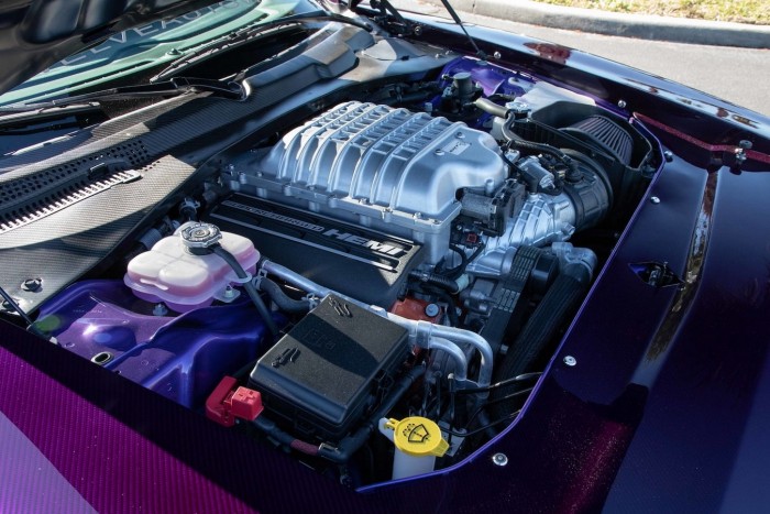 Karbonból készült klasszikus gúnya a 700 lóerős izomautóra 6