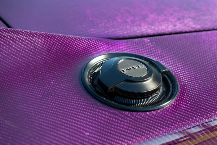 Karbonból készült klasszikus gúnya a 700 lóerős izomautóra