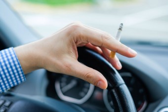 Ön betiltaná a dohányzást az autóban?