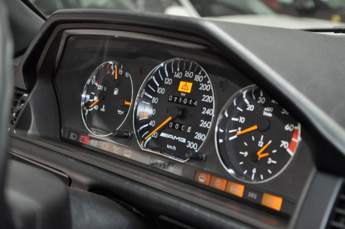 Brutális árat kérnek ezért a 25 éves Mercedesért 4