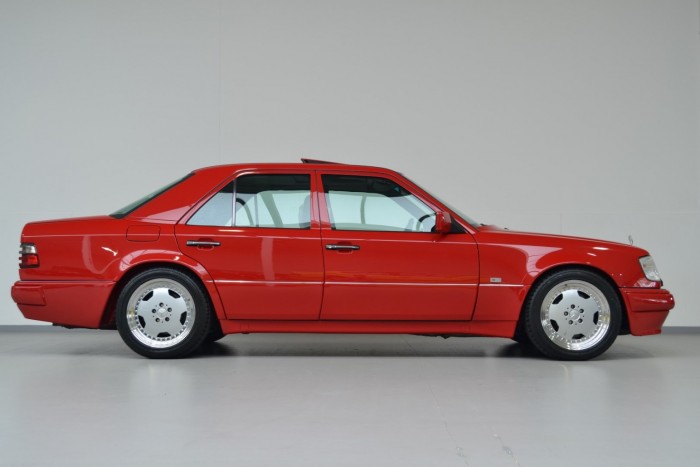 Brutális árat kérnek ezért a 25 éves Mercedesért 5