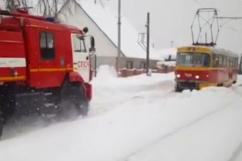 Elakadt tűzoltót így még nem mentettek ki a hóból