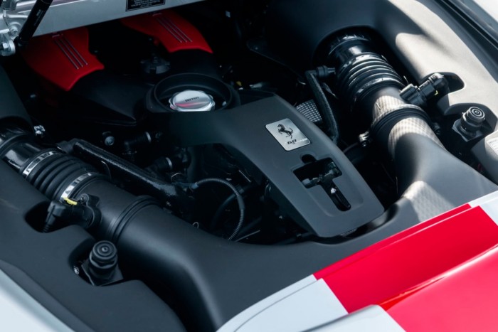 Nem régi, mégis ritka ez a piros orrú Ferrari 6