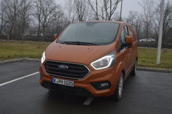 Rajthoz áll idehaza a hibrid Transit