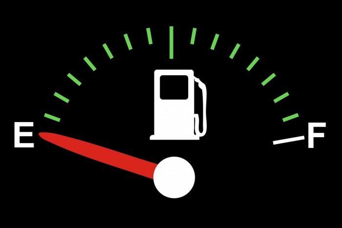 Büntetnek a brit rendőrök, ha kiürül a tank