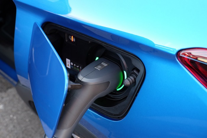 Konnektoros hibrid három motorral: Grandland X Hybrid4 12