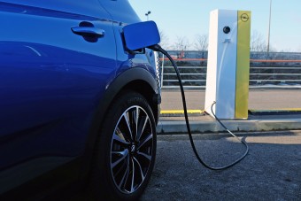 Újabb százmilliókat ad az állam villanyautókra