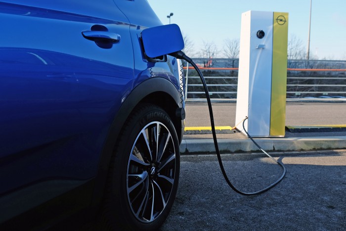 Újabb százmilliókat ad az állam villanyautókra