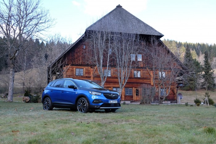 Konnektoros hibrid három motorral: Grandland X Hybrid4 14