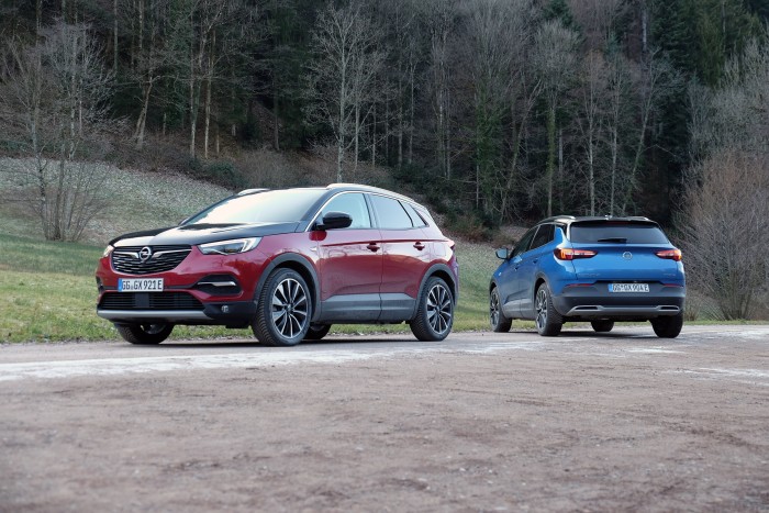 Konnektoros hibrid három motorral: Grandland X Hybrid4 8