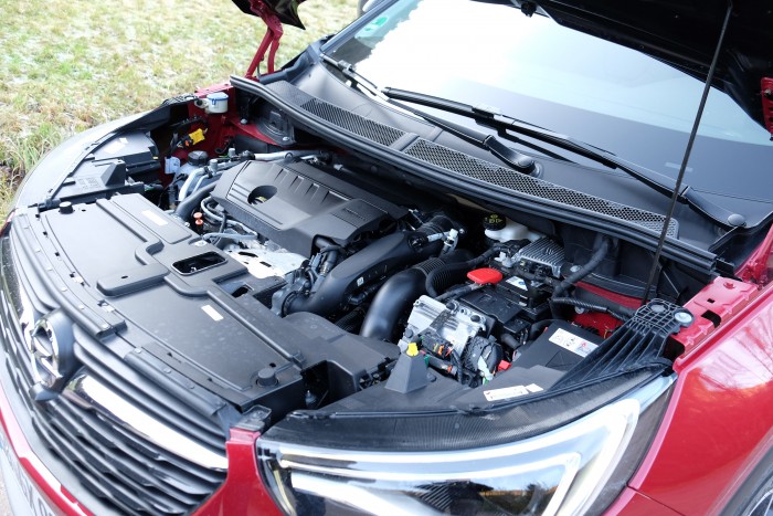 Konnektoros hibrid három motorral: Grandland X Hybrid4 11