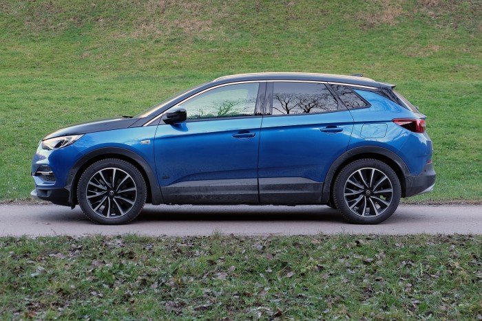 Konnektoros hibrid három motorral: Grandland X Hybrid4 15