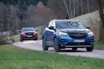 Konnektoros hibrid három motorral: Grandland X Hybrid4