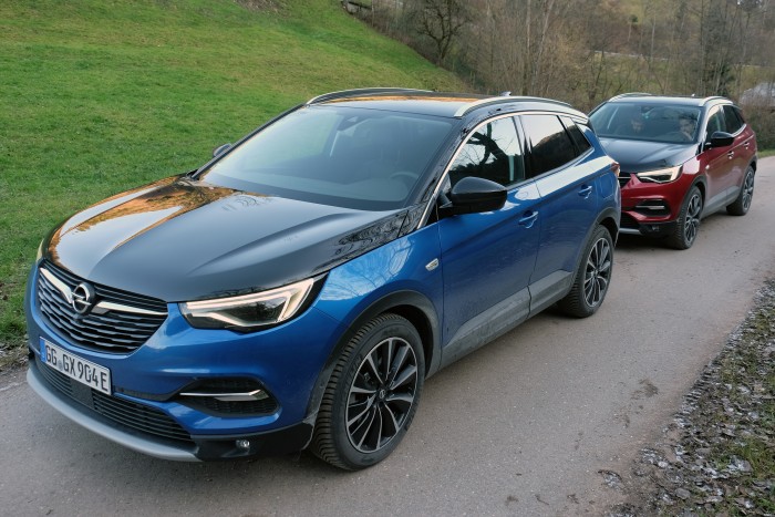 Konnektoros hibrid három motorral: Grandland X Hybrid4 54 Konnektoros hibrid három motorral: Grandland X Hybrid4 54