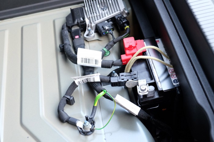 Konnektoros hibrid három motorral: Grandland X Hybrid4 10