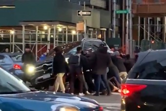 Autót emeltek le a járókelők az elgázolt nőről