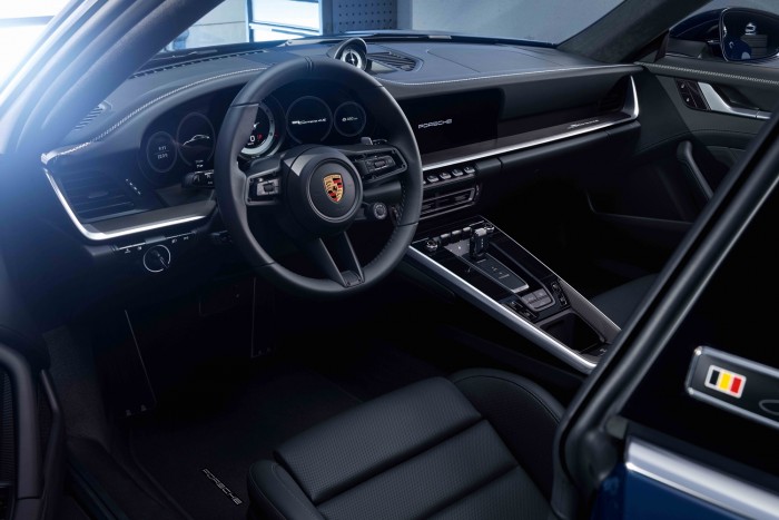 Elegáns 911-essel ünnepli Jacky Ickx szülinapját a Porsche 8