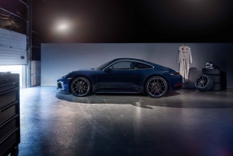 Elegáns 911-essel ünnepli Jacky Ickx szülinapját a Porsche