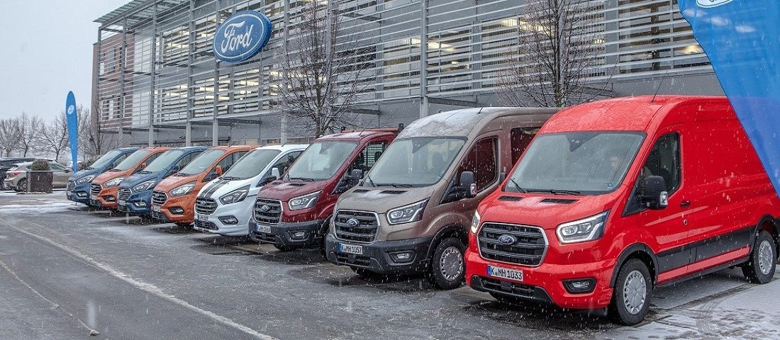 Rajthoz áll idehaza a hibrid Transit