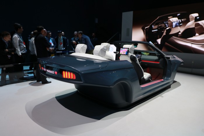 A vicces matricáknak vége, küszöbön a hátsójukkal üzenő autók kora