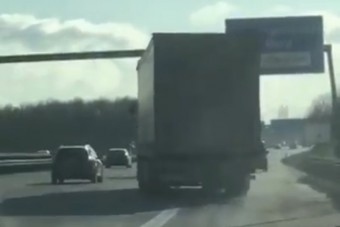 Kígyó módjára tekergett ez az ittas kamionos a sztrádán