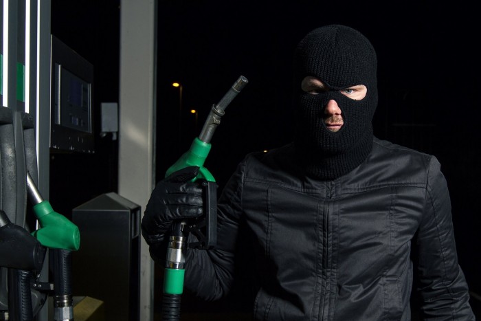 Több száz liter benzint lopott egy autós